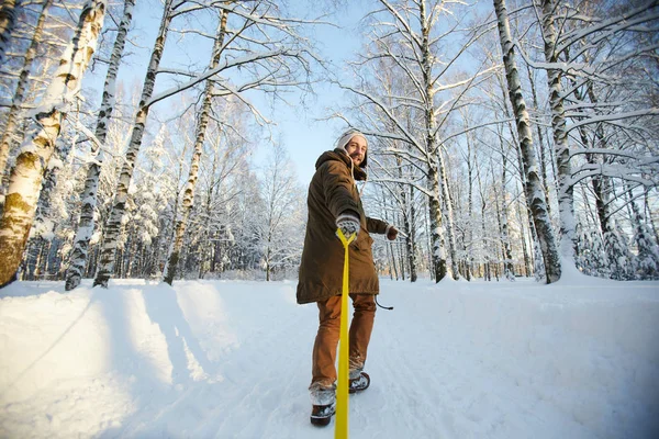 Laag Hoek Portret Van Volwassen Man Trekken Slee Prachtige Winter — Stockfoto