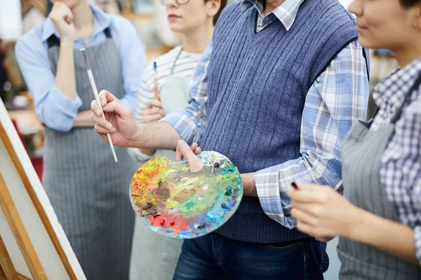 Retrato Sección Media Del Artista Irreconocible Sosteniendo Paleta Mientras Trabaja — Foto de Stock