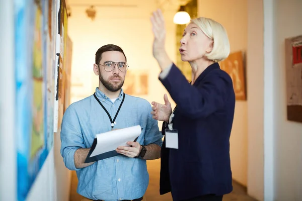 Taille Portret Van Twee Museum Werknemers Tentoonstelling Art Gallery Kopie — Stockfoto