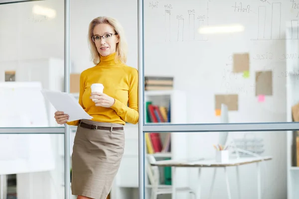 Retrato Una Exitosa Mujer Negocios Madura Mirando Cámara Mientras Posa —  Fotos de Stock