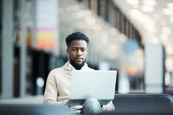 Súlyos Afro Amerikai Srác Koncentrálva Hálózati Laptop Előtt Ülve Repülőtéri — Stock Fotó