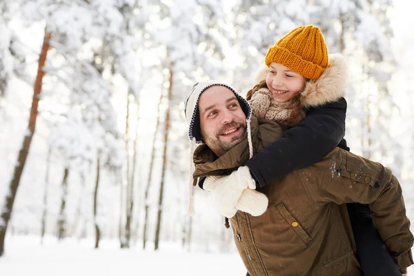 Portret Van Happy Little Girl Rijden Vaders Terug Terwijl Het — Stockfoto