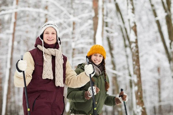 在森林里滑雪和看相机享受冬季 复制空间的快乐活跃夫妇的腰肖像 — 图库照片