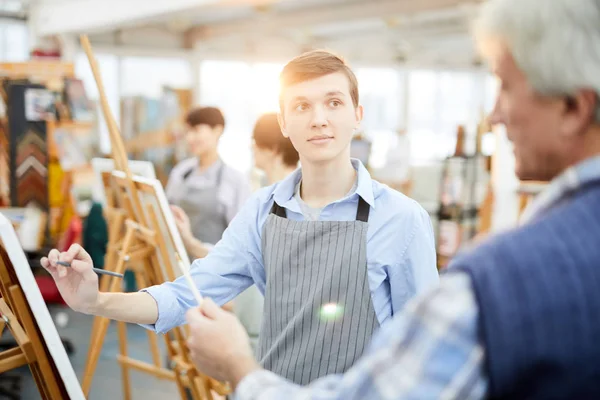 Прочекайте Портрет Студента Мистецькому Класі Дивлячись Вчителя Під Час Малювання — стокове фото