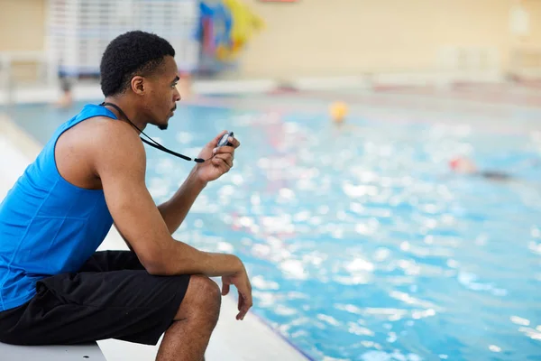 Seitenansicht Porträt Eines Gut Aussehenden Afrikanisch Amerikanischen Fitnesstrainers Der Schwimmbad — Stockfoto