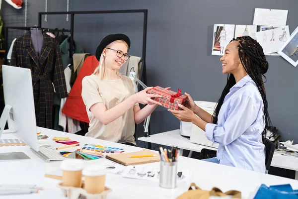 Felice Giovane Designer Dando Una Scatola Regalo Suo Collega Mentre — Foto Stock