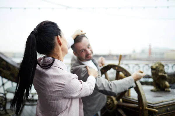 Aggressiver Geschäftsrivale Versucht Führer Vom Steuerrad Auf Schiff Ziehen Während — Stockfoto