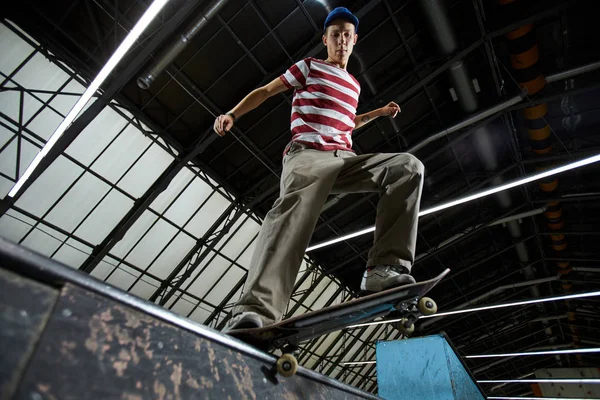 Mladý Aktivní Chlap Stojící Skateboardu Okraji Sestupu Při Procvičování Parkour — Stock fotografie