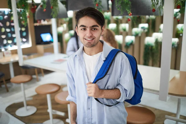 Επιτυχημένος Φοιτητής Στο Κολλέγιο Σακίδιο Στον Ώμο Που Επισκέπτεται Καφέ — Φωτογραφία Αρχείου