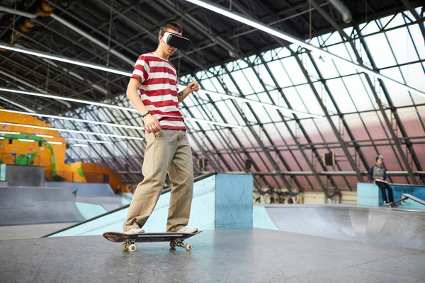 Young Boy Casualwear Standing Skateboard While Training Parkour Area Stadium — Stock Photo, Image