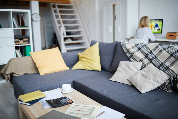 Фоновое изображение современного интерьера однокомнатной квартиры с неузнаваемой женщиной, копировальное пространство
