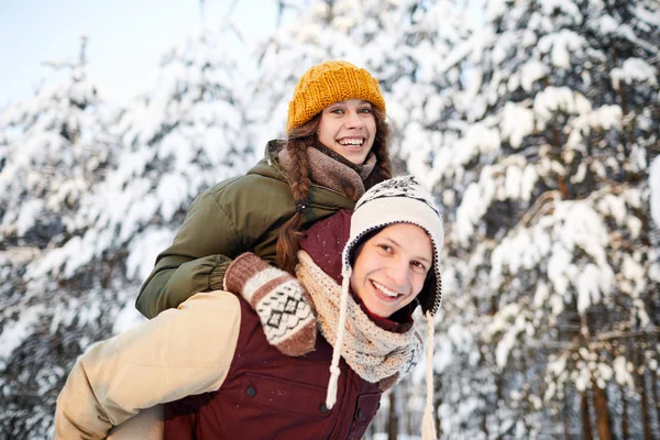 Portret Van Actieve Jonge Paar Plezier Buiten Winter Kijken Camera — Stockfoto