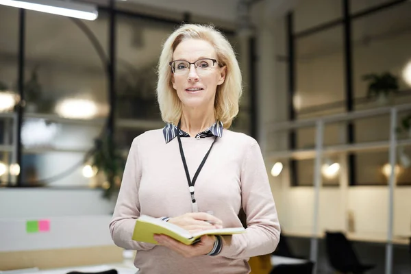 Selbstbewusste Attraktive Blonde Dame Mit Brille Die Modernen Büro Steht — Stockfoto