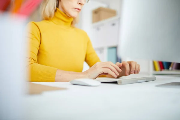 Ritratto Ravvicinato Donna Affari Irriconoscibile Che Utilizza Computer Seduto Alla — Foto Stock