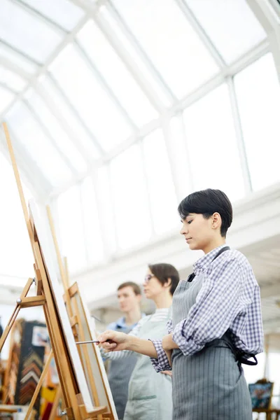 Retrato Vista Lateral Joven Artista Pintando Imagen Caballete Durante Taller — Foto de Stock