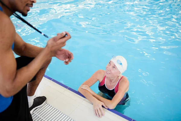 Hochwinkel Porträt Einer Reifen Frau Beim Aqua Aerobic Schwimmbad Mit — Stockfoto