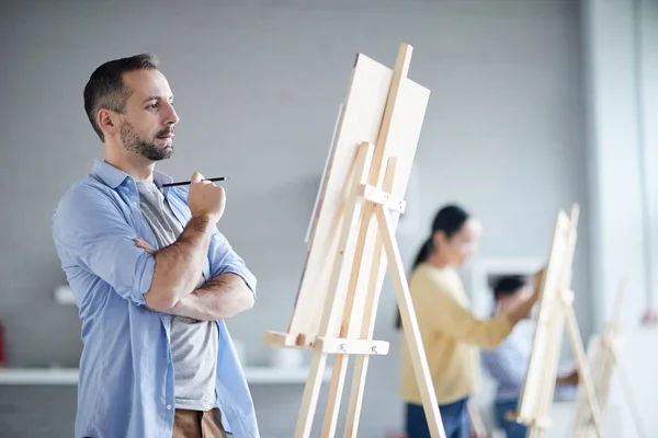 Mladý Muž Soustředí Tvorba Skici Stojanu Před Malováním Během Lekce — Stock fotografie