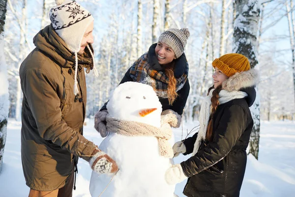 Portret Van Happy Family Building Snowman Winterbos Lachen Kopieer Ruimte — Stockfoto