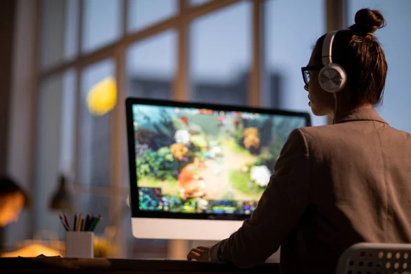 Jeune Coloriste Féminine Monteur Séquences Dans Casque Assis Devant Écran — Photo