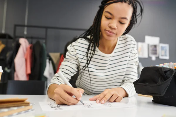 Jovem Designer Feminina Sentada Mesa Desenhando Esboços Roupas Papel Estúdio — Fotografia de Stock