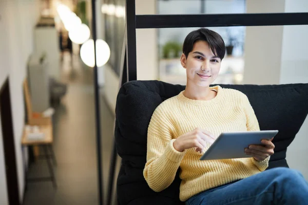 Glimlachend Mooie Dame Met Korte Zwarte Haren Zitten Comfortabele Bean — Stockfoto