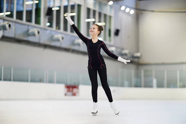 屋内アイススケートリンクでスケート優雅な十代の少女フィギュアのフルレングスの肖像画 コピースペース — ストック写真