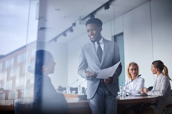 Jonge Succesvolle Afro Amerikaanse Zakenman Met Papier Bespreken Van Belangrijkste — Stockfoto