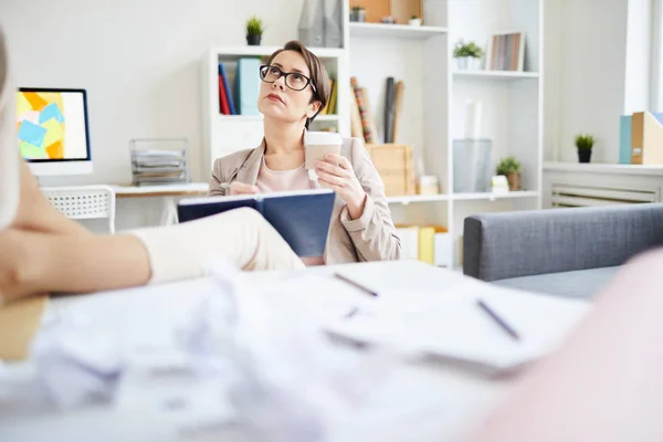 Portret Van Peinzende Jonge Vrouw Schrijven Notitieblok Opzoeken Terwijl Dagdromen — Stockfoto