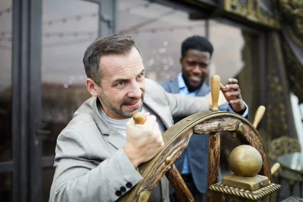 One Businessmen Trying Turn Large Heavy Sailing Wheel While Leading — Stock Photo, Image