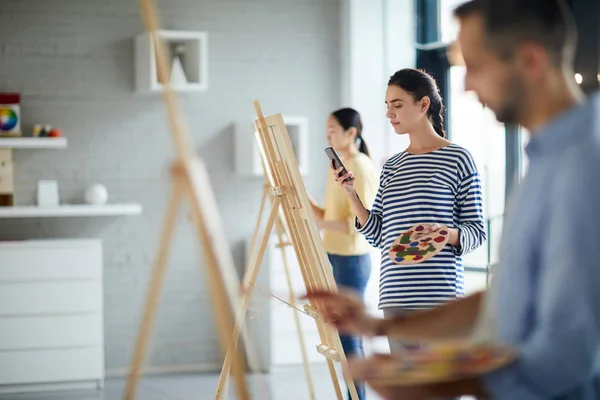 Des Étudiants École Art Contemporain Défilant Dans Smartphone Tout Tenant — Photo