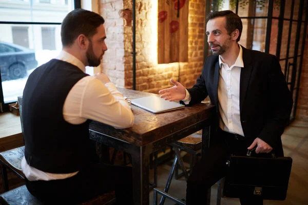 Retrato Dois Parceiros Negócios Discutindo Trabalho Durante Reunião Café Espaço — Fotografia de Stock