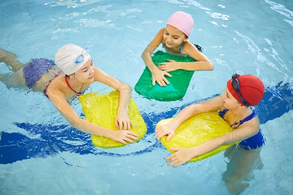 Mädchengruppe Hat Spaß Und Schwimmt Mit Brett Gemeinsam Schwimmbad — Stockfoto