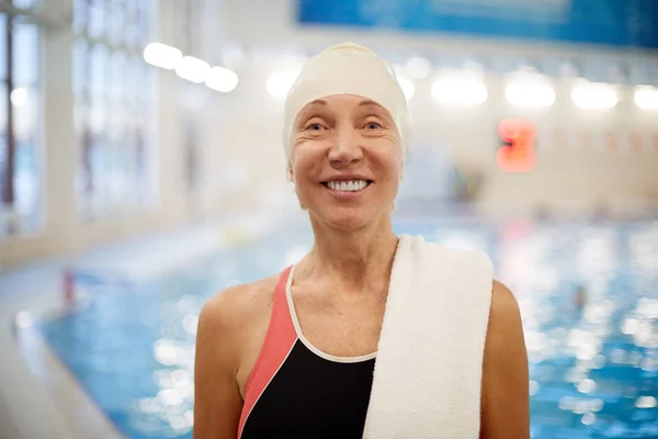 Kopf Und Schultern Porträt Einer Aktiven Seniorin Pool Die Glücklich — Stockfoto