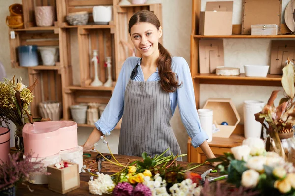 Midja Upp Porträtt Unga Kvinnliga Florist Ler Mot Kameran Samtidigt — Stockfoto