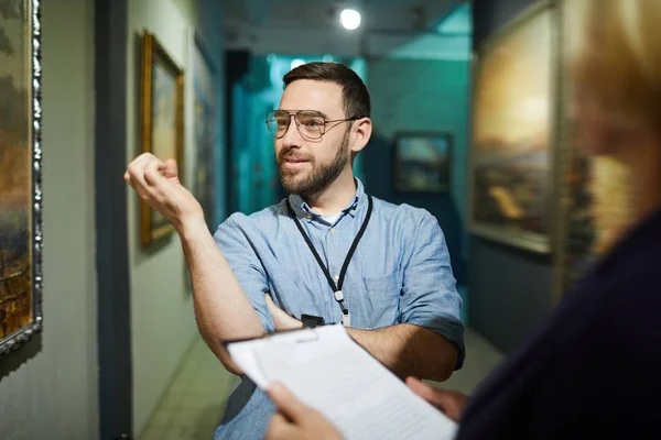 Taille Portret Van Twee Bezoekers Bespreken Schilderijen Staan Art Gallery — Stockfoto