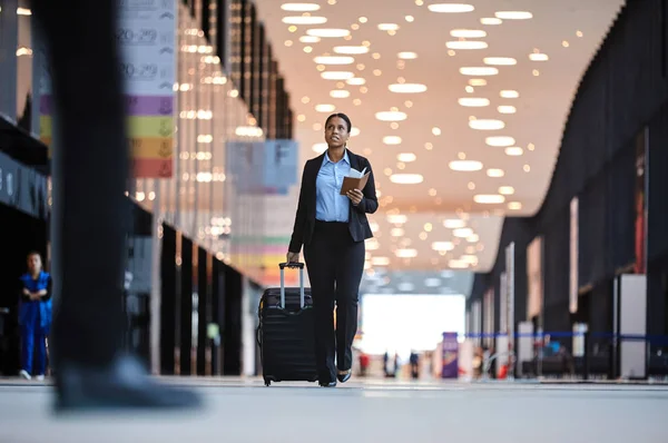 Jonge Elegante Zakenvrouw Met Koffer Tickets Lopen Langs Gangpad Luchthaven — Stockfoto