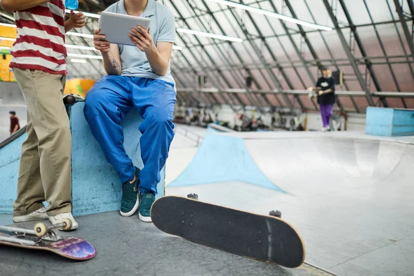 Two Active Friendly Boys Casualwear Browsing Net Break Workouts Parkour — Stock Photo, Image