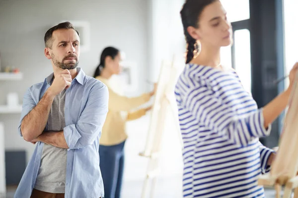 Profesor Serio Mirando Caballete Uno Sus Estudiantes Trabajando Individualmente Lección — Foto de Stock