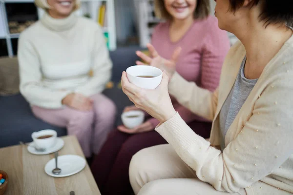 Primer Plano Una Mujer Negocios Irreconocible Sosteniendo Una Taza Mientras — Foto de Stock