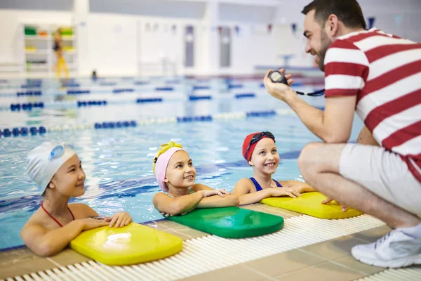 Grupo Niñas Escuchando Recomendación Del Entrenador Antes Lección Piscina —  Fotos de Stock