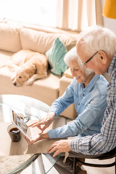 High Angle Portrait Modern Senior Couple Using Digital Tablet Sitting — Stock Photo, Image