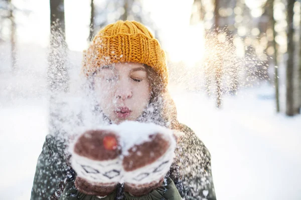 Πορτρέτο Του Ευτυχισμένη Νεαρή Γυναίκα Παίζει Χιόνι Χειμώνα Φυσώντας Νιφάδες — Φωτογραφία Αρχείου