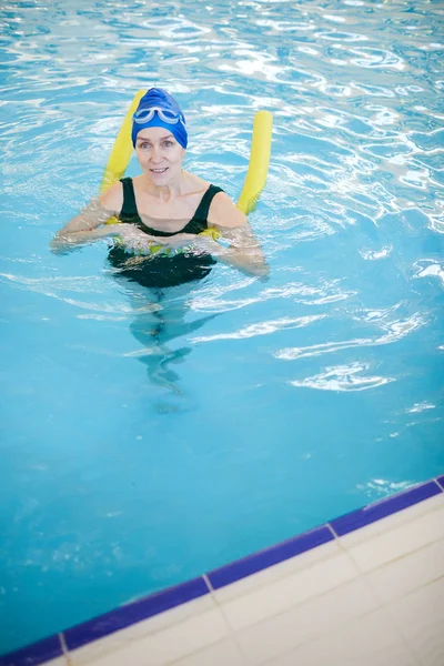 Hochwinkelporträt Einer Aktiven Seniorin Die Pool Schwimmt Und Die Kamera — Stockfoto