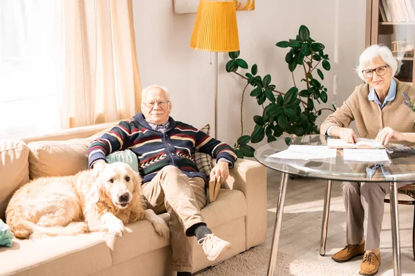 Ganzkörperporträt Eines Glücklichen Älteren Ehepaares Hause Das Sowohl Die Kamera — Stockfoto