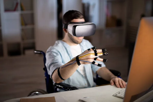 Hand Van Zakenman Met Sensoren Vingers Luisterende Tijdens Reis Virtuele — Stockfoto