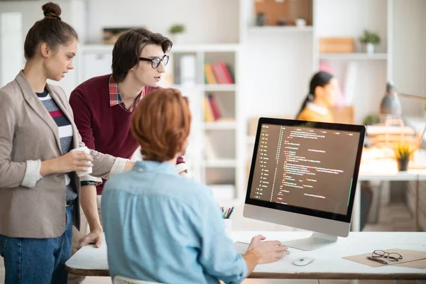 Skupina Mladých Programátorů Neformální Oblečení Při Pohledu Kódované Údaje Obrazovce — Stock fotografie