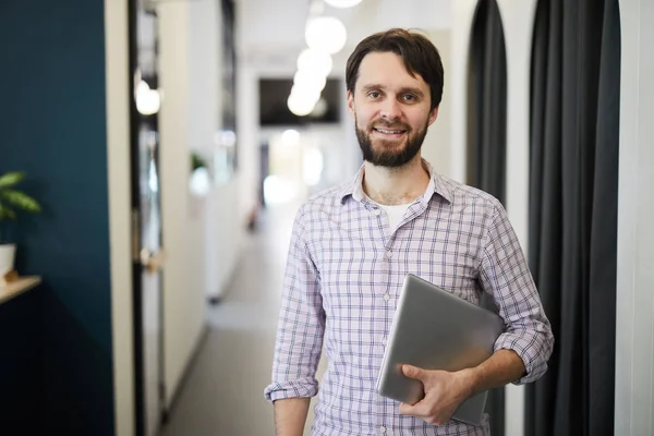 Allegro Imprenditore Barbuto Successo Camicia Scacchi Piedi Corridoio Tenendo Computer — Foto Stock