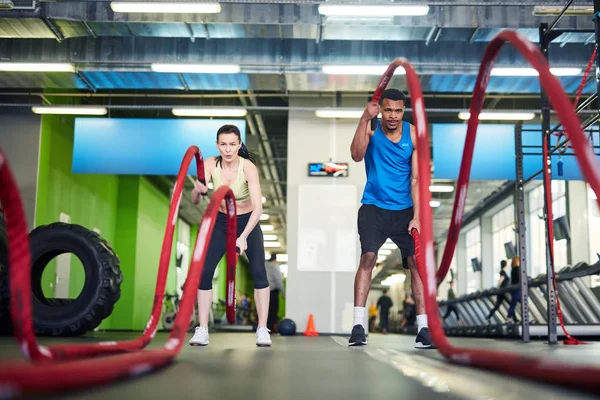 Joven Deportista Deportista Sosteniendo Por Los Extremos Las Cuerdas Rojas — Foto de Stock