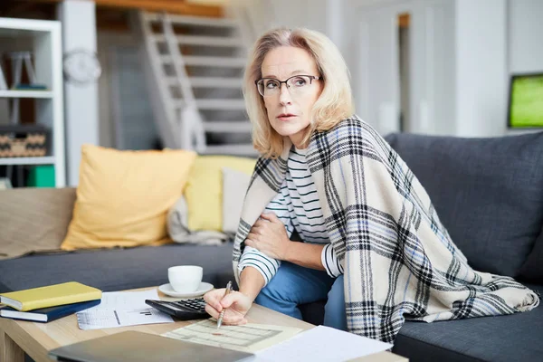 Retrato Mulher Madura Contemporânea Calculando Finanças Orçamento Planejamento Enquanto Olha — Fotografia de Stock