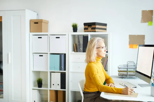 Seitenansicht Porträt Einer Eleganten Reifen Geschäftsfrau Die Computer Arbeitet Während — Stockfoto